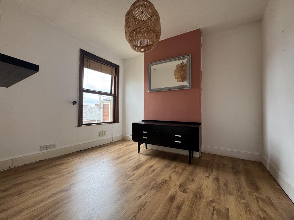 Lot: 152 - TWO-BEDROOM MID-TERRACE HOUSE IN NEED OF RENOVATION - Bedroom two